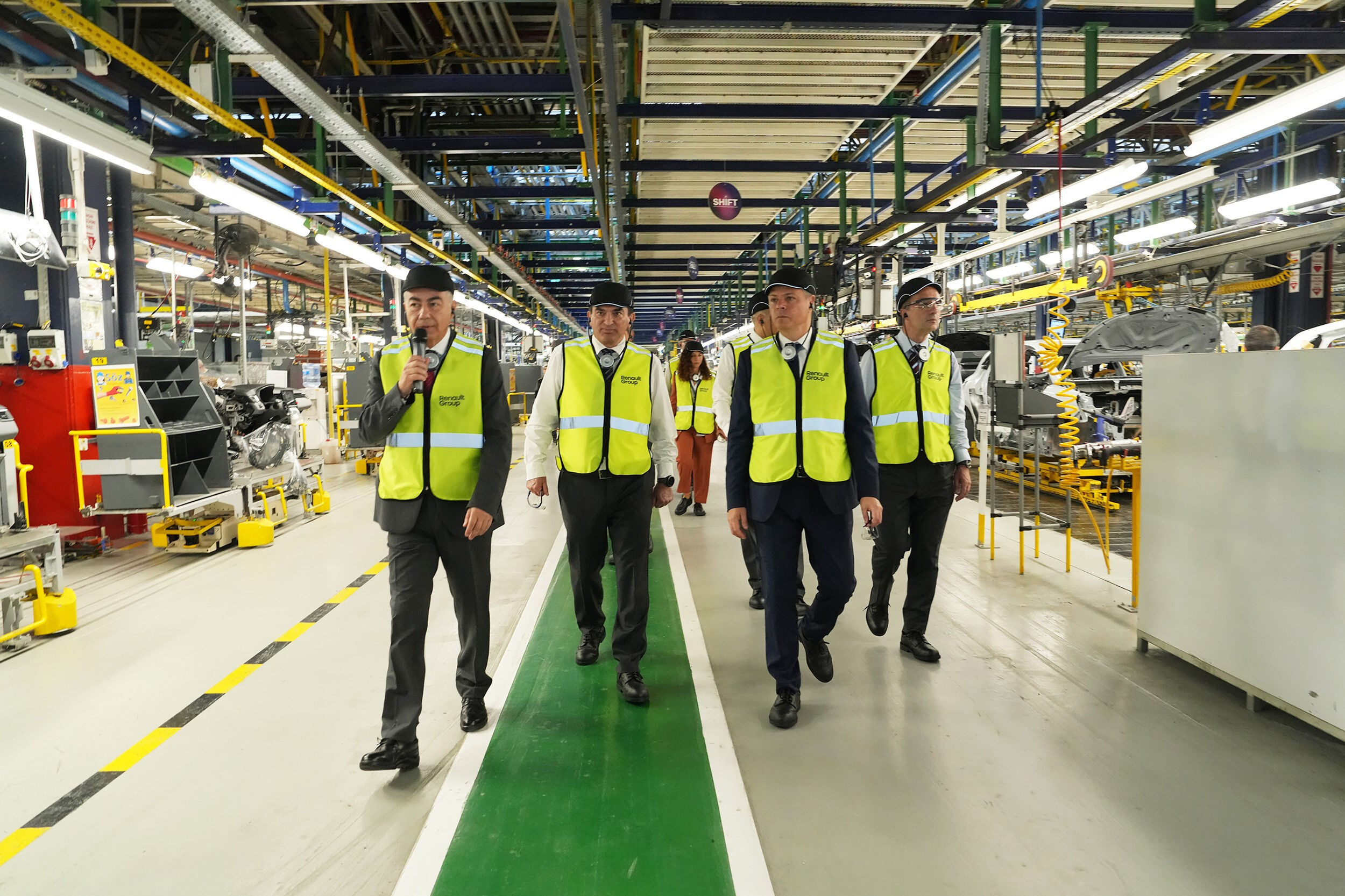 OYAK Genel Müdürü Murat Yalçıntaş, Renault’nun Bursa üssünde üretim hattını inceledi OYAK Genel Müdürü Murat Yalçıntaş, Renault’nun Bursa üssünde üretim hattını inceledi - 3. Resim