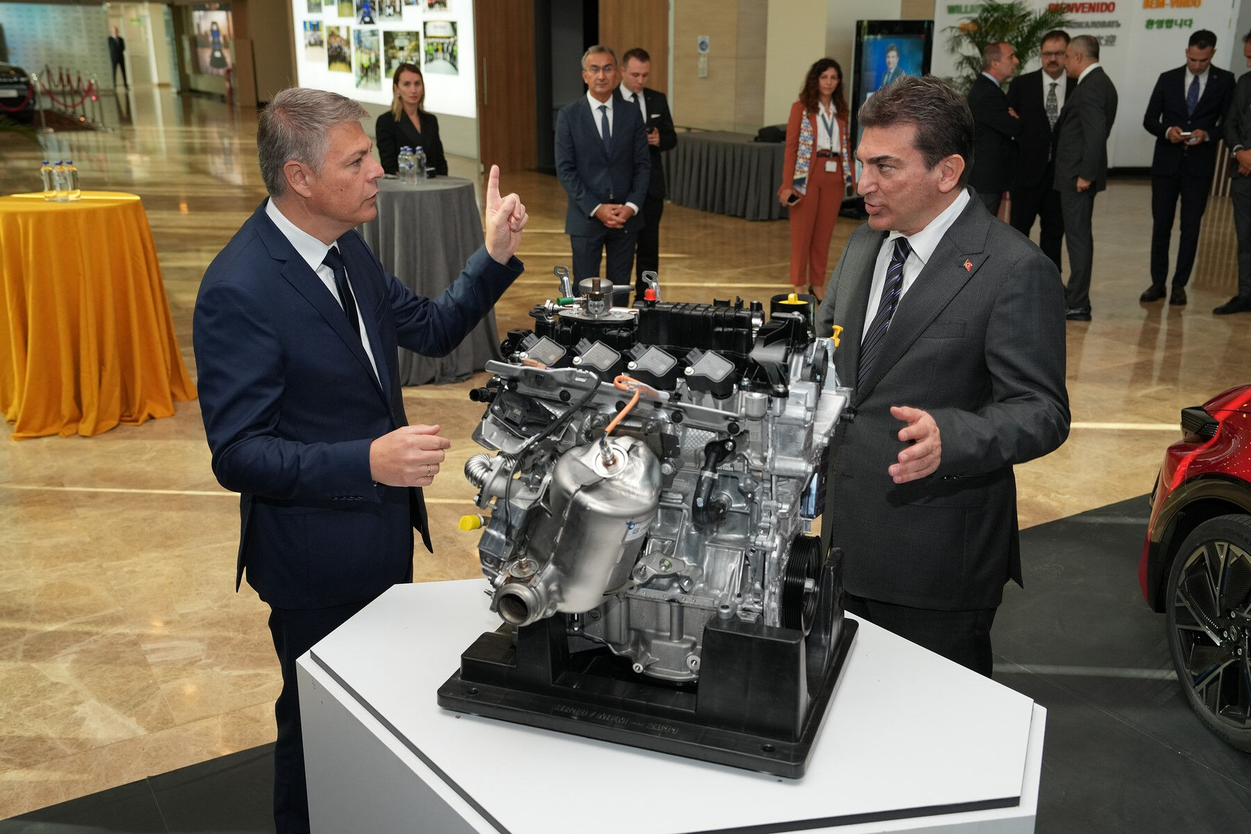 OYAK Genel Müdürü Murat Yalçıntaş, Renault’nun Bursa üssünde üretim hattını inceledi OYAK Genel Müdürü Murat Yalçıntaş, Renault’nun Bursa üssünde üretim hattını inceledi - 2. Resim