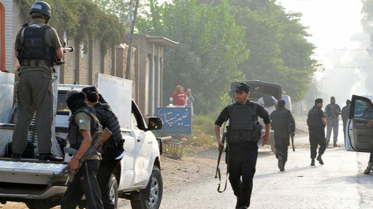 Pakistan&#039;da bombalı saldırı! 12&#039;den fazla askeri hayatını kaybetti