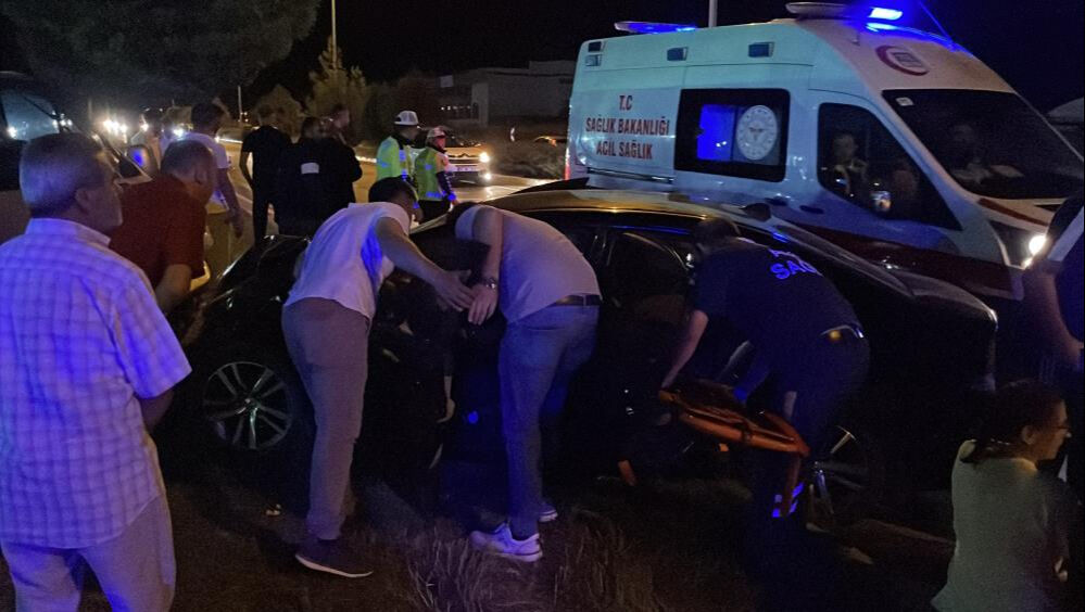 Sivasspor altyapı takımını taşıyan araç kaza yaptı: 3'ü sporcu 5 kişi yaralandı! Sivasspor altyapı takımını taşıyan araç kaza yaptı. 3'ü sporcu 5 kişi yaralandı! - 1. Resim