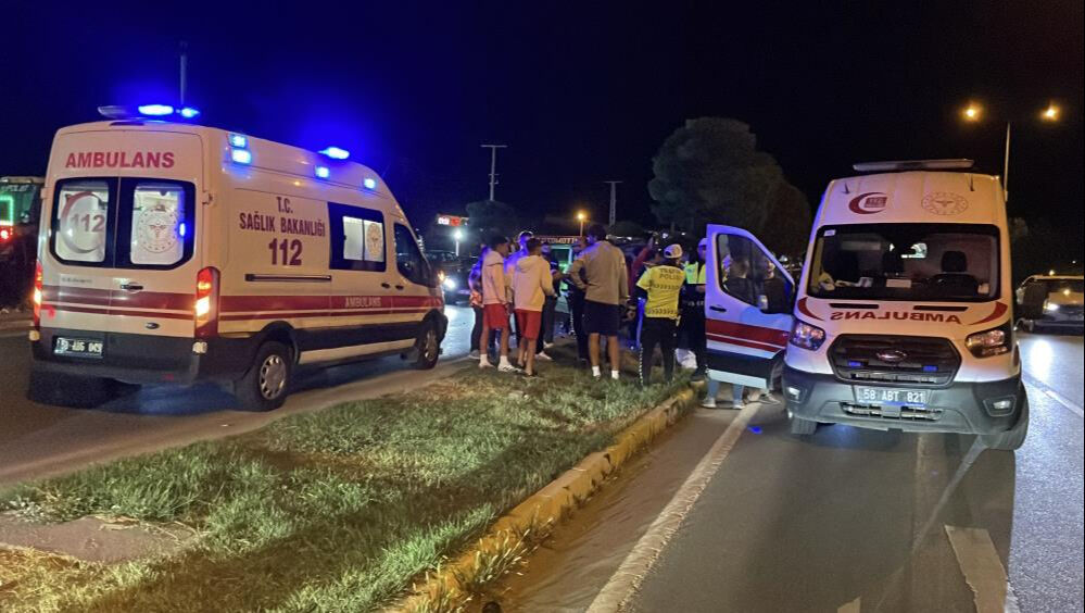 Sivasspor altyapı takımını taşıyan araç kaza yaptı: 3'ü sporcu 5 kişi yaralandı! Sivasspor altyapı takımını taşıyan araç kaza yaptı. 3'ü sporcu 5 kişi yaralandı! - 2. Resim