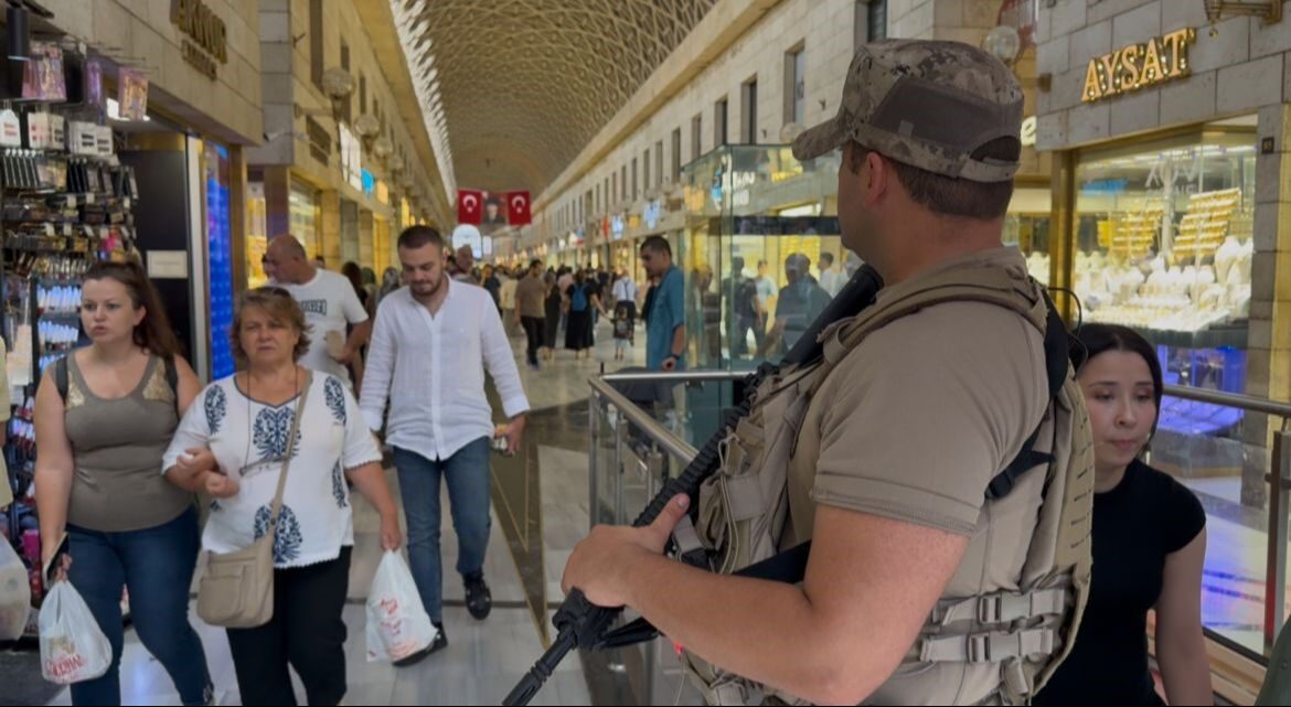 Tarihi çarşıda güvenlik zirvede! Özel harekat polisleri 7 gün 24 saat nöbette Tarihi çarşıda güvenlik zirvede! Özel harekat polisleri 7 gün 24 saat nöbette - 2. Resim