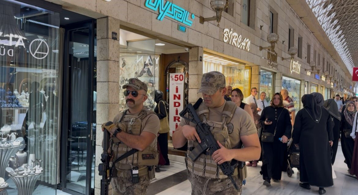 Tarihi çarşıda güvenlik zirvede! Özel harekat polisleri 7 gün 24 saat nöbette Tarihi çarşıda güvenlik zirvede! Özel harekat polisleri 7 gün 24 saat nöbette - 1. Resim