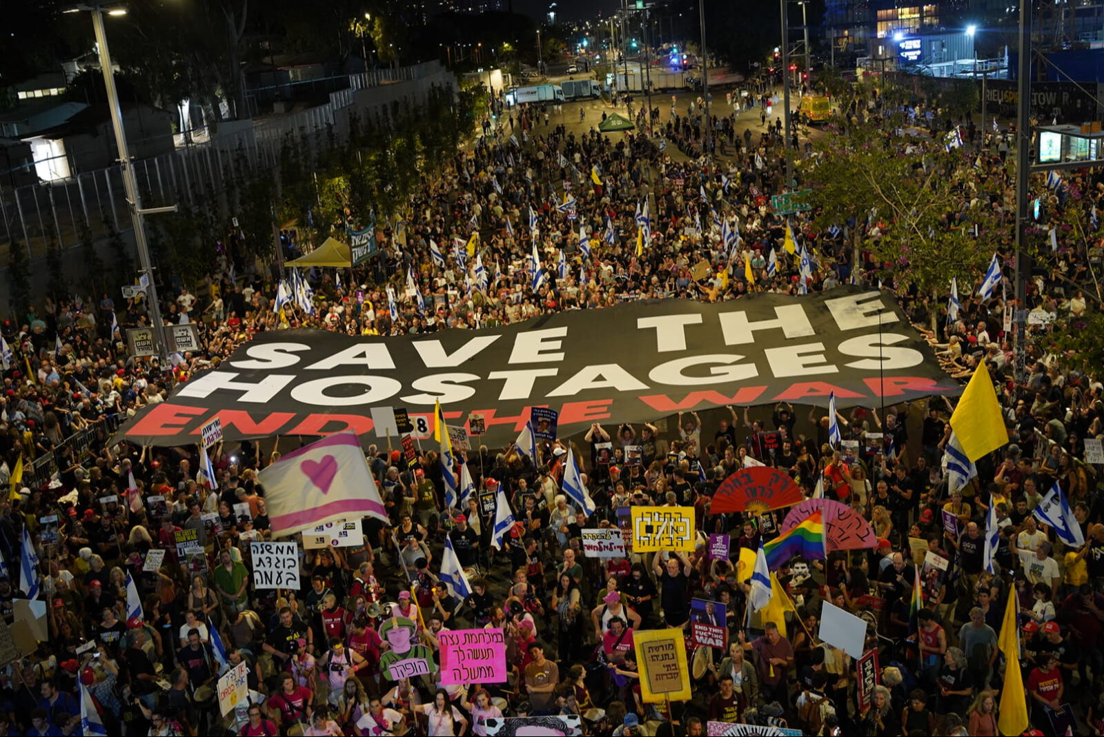 Tel Aviv'de yüzlerce kişi Netanyahu'ya karşı toplantı! Tel Aviv'de yüzlerce kişi Netanyahu'ya karşı toplantı! - 1. Resim
