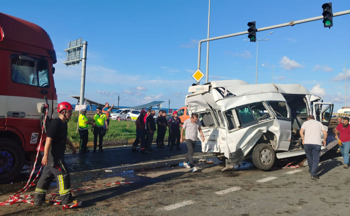 Trabzon'da can pazarı! Tır yolcu minibüsüne çarptı, çok sayıda yaralı var - 1. Resim