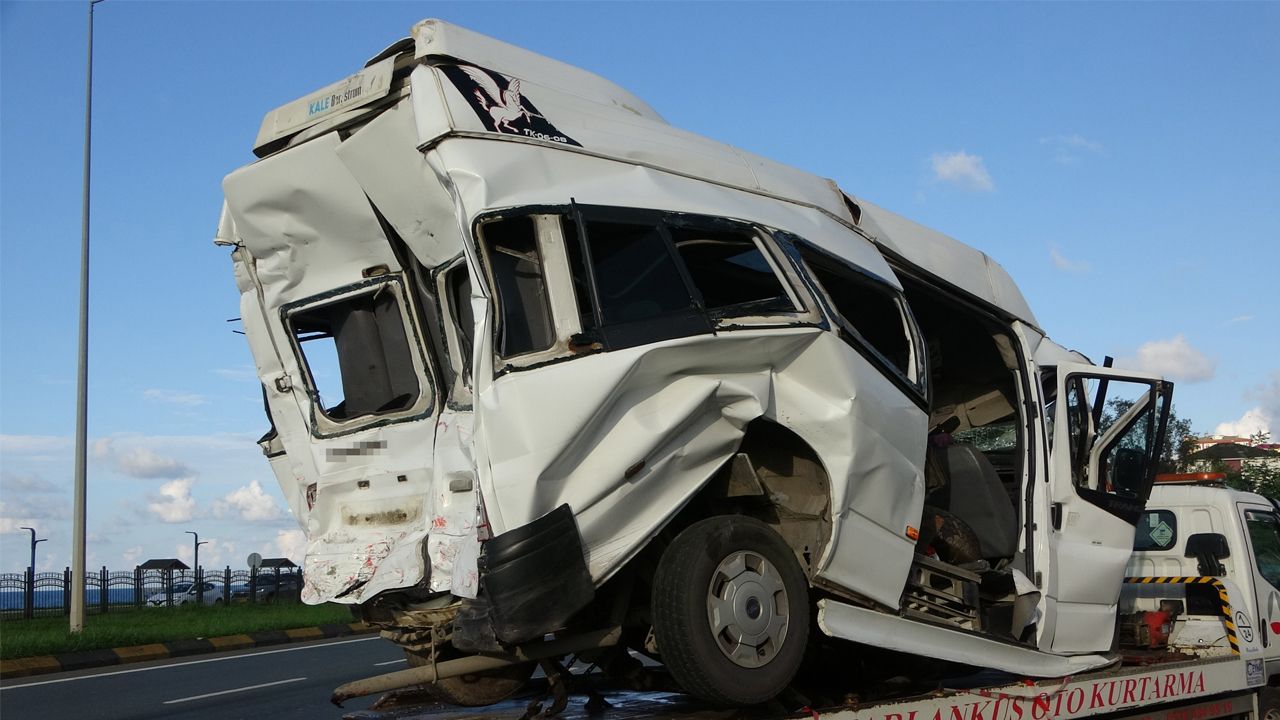 Trabzon&#039;da can pazarı! Tır yolcu minibüsüne çarptı, çok sayıda yaralı var
