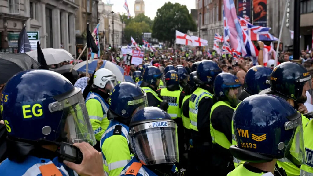 Ülke tarihinin en büyük protestosu! Londra'da yüz binler sokağa indi, polisle çatışma yaşandı Ülke tarihinin en büyük protestosu! Londra'da yüz binler sokağa indi, polisle çatışma yaşandı - 3. Resim