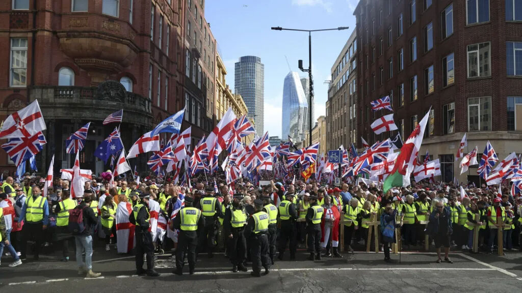 Ülke tarihinin en büyük protestosu! Londra'da yüz binler sokağa indi, polisle çatışma yaşandı Ülke tarihinin en büyük protestosu! Londra'da yüz binler sokağa indi, polisle çatışma yaşandı - 1. Resim
