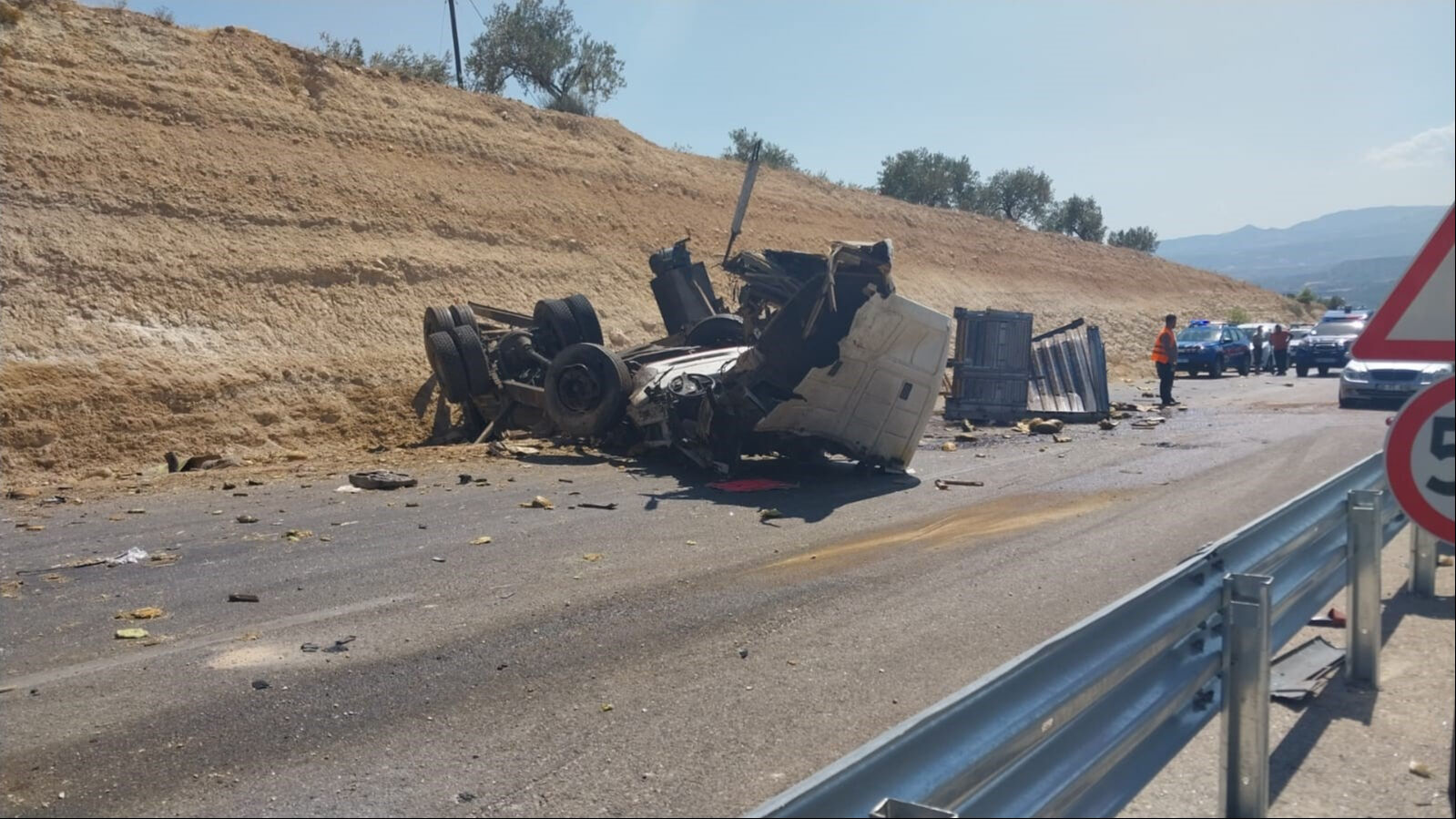 Yolcu otobüsü ile kamyon çarpıştı! Ölü ve yaralılar var Yolcu otobüsü ile kamyon çarpıştı! Ölü ve yaralılar var - 1. Resim