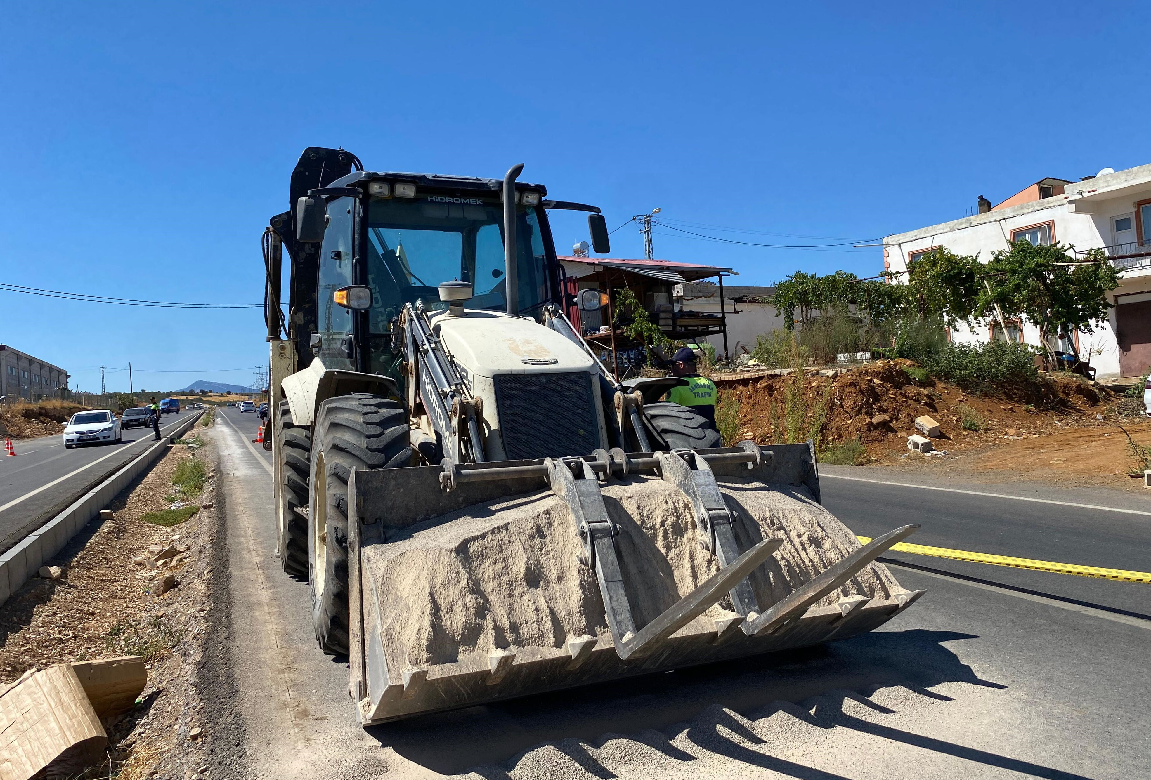 Yoldan geçen kardeşleri ölü ayırdı! İş makinesi dehşet saçtı - 1. Resim