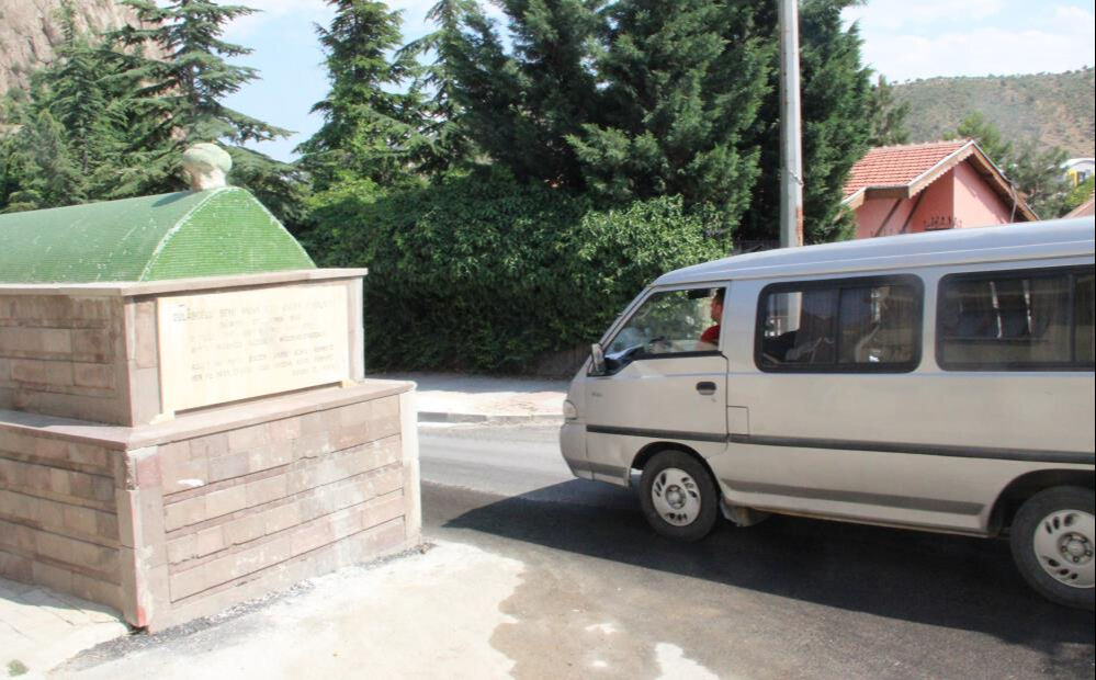 63 yılı aşkındır yol ortasında duran türbe! Bugüne kadar hiç kaza olmadı 63 yılı aşkındır yol ortasında duran türbe! Bugüne kadar hiç kaza olmadı - 2. Resim