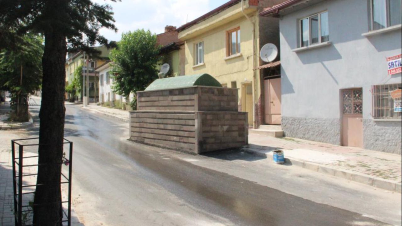 63 yılı aşkındır yol ortasında duran türbe! Bugüne kadar hiç kaza olmadı 63 yılı aşkındır yol ortasında duran türbe! Bugüne kadar hiç kaza olmadı