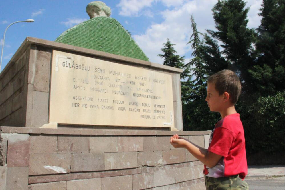 63 yılı aşkındır yol ortasında duran türbe! Bugüne kadar hiç kaza olmadı 63 yılı aşkındır yol ortasında duran türbe! Bugüne kadar hiç kaza olmadı - 1. Resim