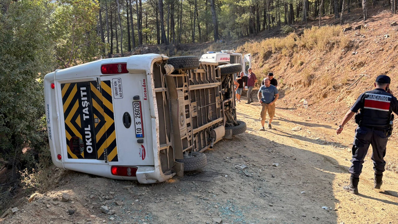 Balıkesir'de tur minibüsü devrildi: 11 kişi yaralandı Balıkesir'de tur minibüsü devrildi: 11 kişi yaralandı - 1. Resim