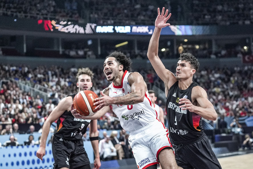Almanya karşısında son dakikalarda yıkıldık! A Milli Basketbol Takımı, Avrupa ikincisi oldu Canlı: Türkiye - Almanya (EuroBasket) - 2. Resim