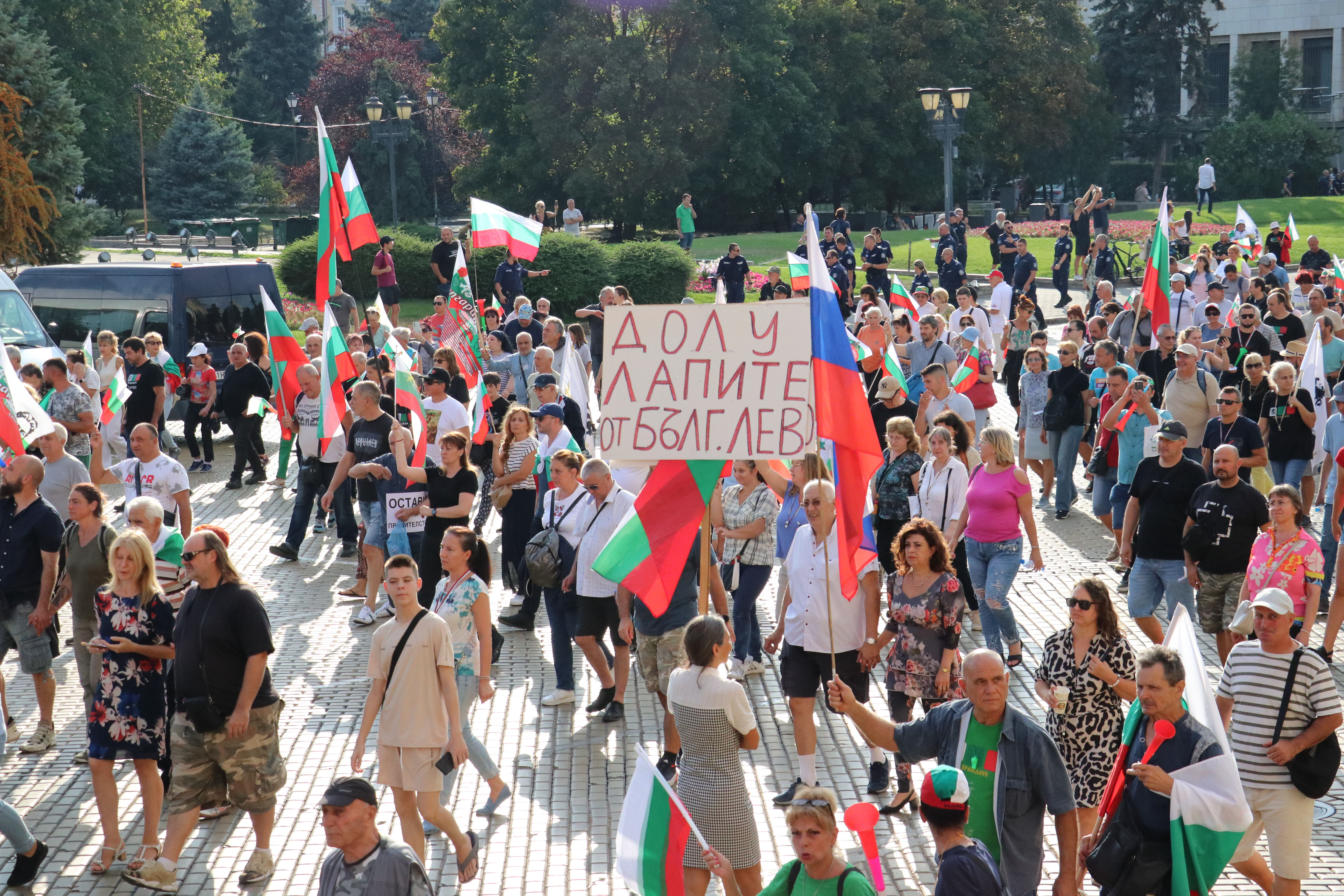 Euroya geçiş kararı komşuyu ayaklandırdı! Protestolar sokağa taştı Euroya geçiş kararı komşuyu ayaklandırdı! Protestolar sokağa taştı - 3. Resim