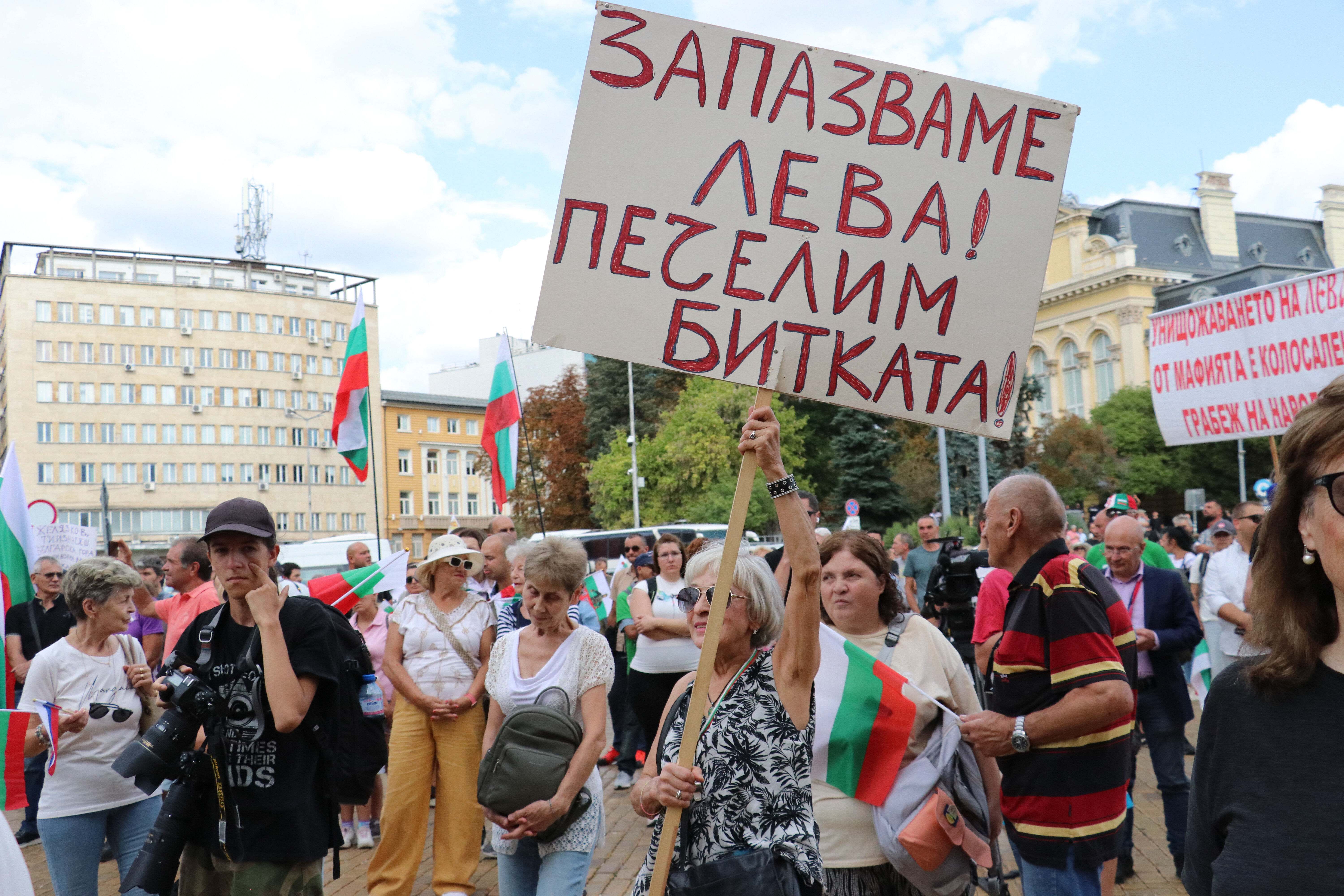 Euroya geçiş kararı komşuyu ayaklandırdı! Protestolar sokağa taştı Euroya geçiş kararı komşuyu ayaklandırdı! Protestolar sokağa taştı - 1. Resim