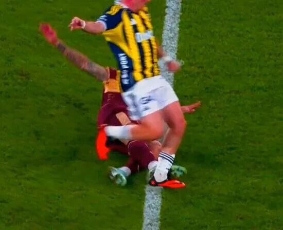 Fenerbahçe - Trabzonspor maçına VAR damga vurdu: 1 gol iptal edildi, 1 kırmızı kart çıktı - 2. Resim