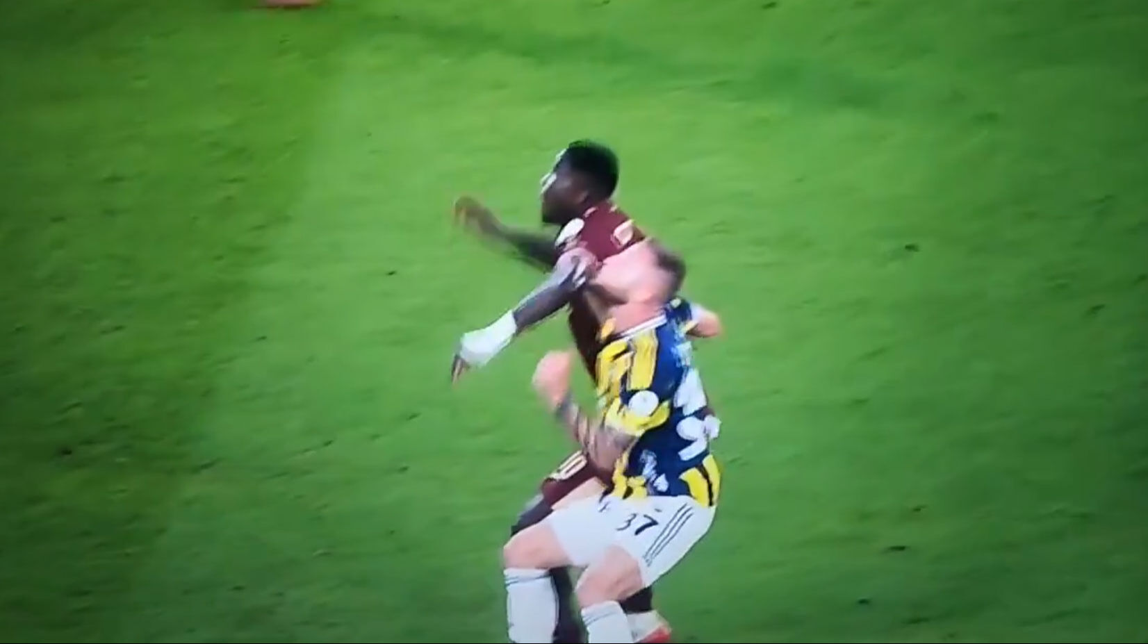 Fenerbahçe - Trabzonspor maçına VAR damga vurdu: 1 gol iptal edildi, 1 kırmızı kart çıktı - 1. Resim