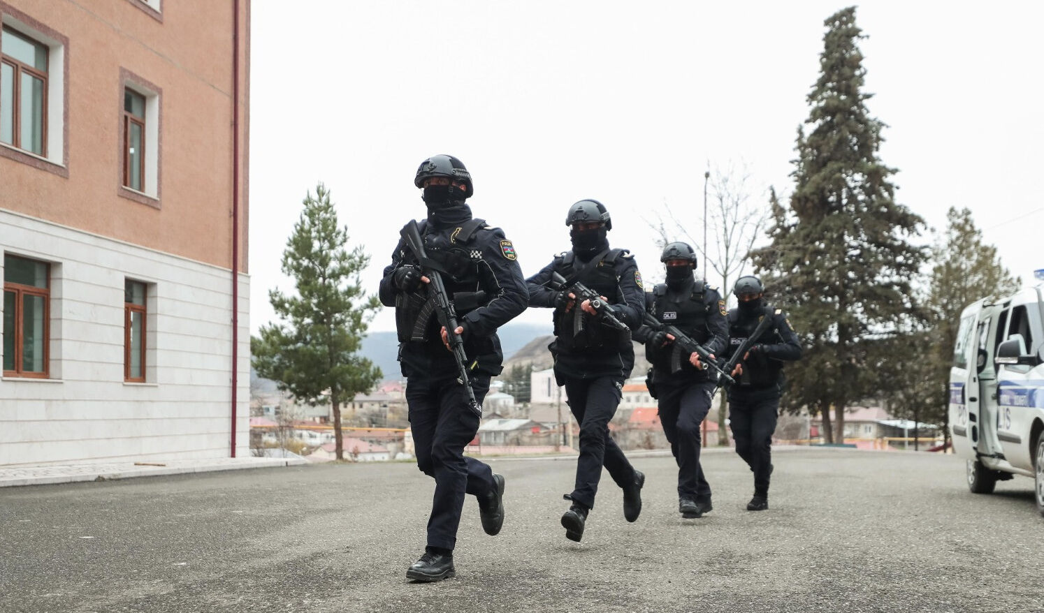 İşgalden kurtarılan Karabağ'da sıcak saatler: Ermeni asıllı saldırgan az kalsın kenti kana bulayacaktı! İşgalden kurtarılan Dağlık Karabağ'da sıcak saatler: Ermeni asıllı saldırgan az kalsın kenti kana bulayacaktı! - 1. Resim