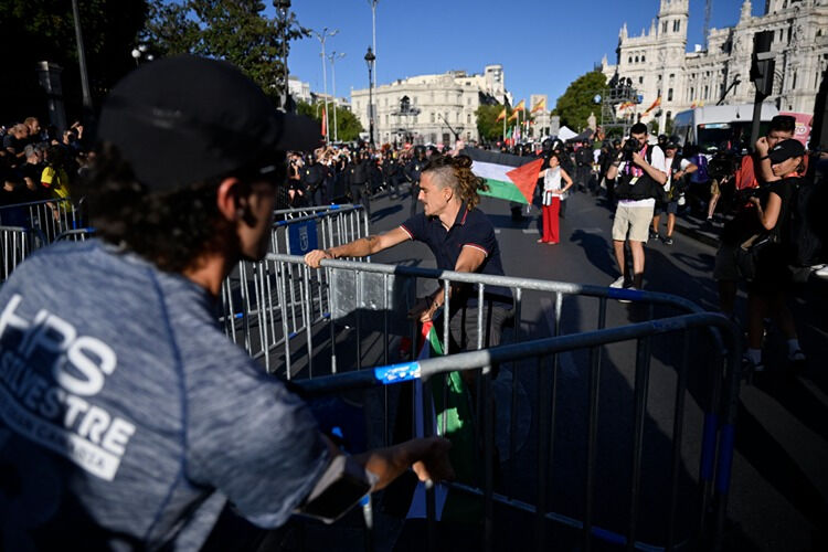 İspanya'daki La Vuelta bisiklet yarışının son etabı Filistin yanlısı gösteriler nedeniyle tamamlanamadı - 2. Resim