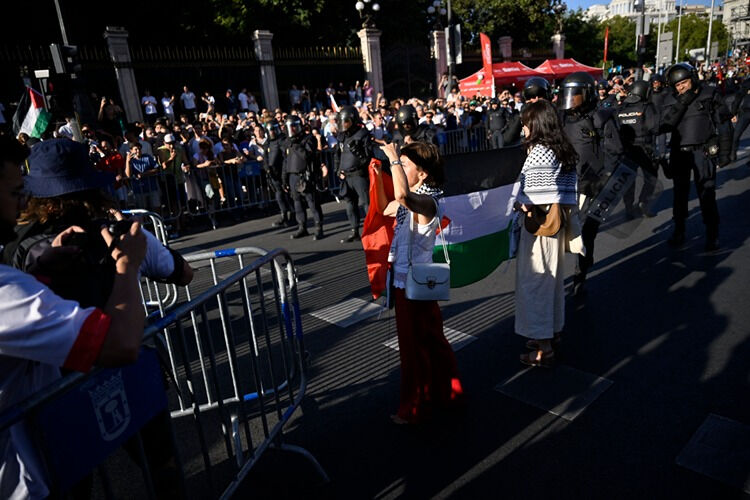 İspanya'daki La Vuelta bisiklet yarışının son etabı Filistin yanlısı gösteriler nedeniyle tamamlanamadı - 1. Resim