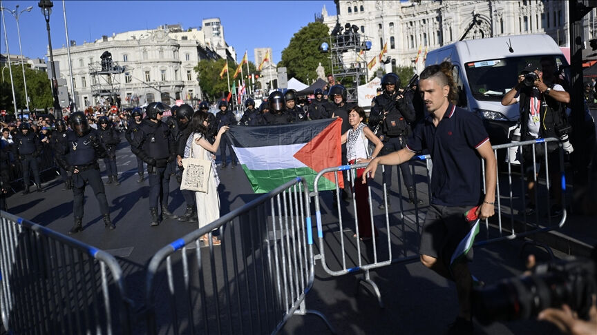 İspanya'daki La Vuelta bisiklet yarışının son etabı Filistin yanlısı gösteriler nedeniyle tamamlanamadı - 3. Resim