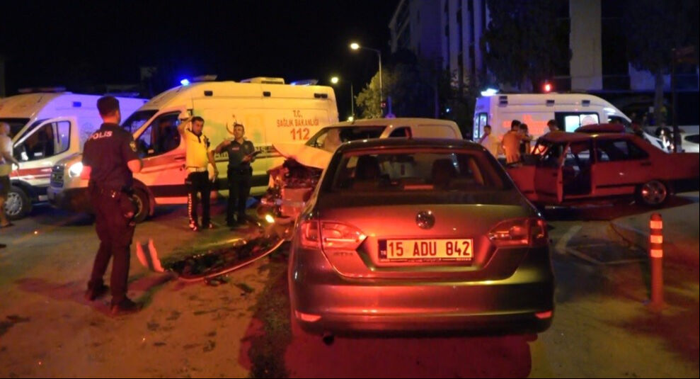 Kavşakta 3 araç birbirine girdi: Ölü ve yaralılar var Kavşakta 3 araç birbirine girdi: Ölü ve yaralılar var - 1. Resim