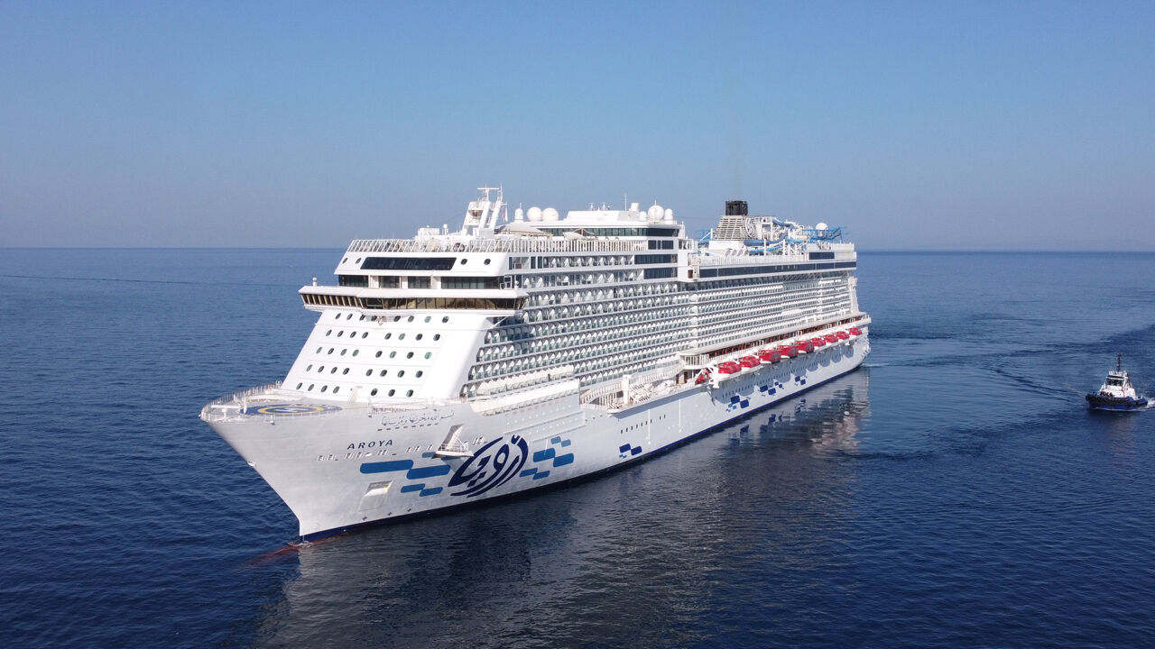 Kuşadası'na 3 büyük gemi yanaştı: Binlerce yerli ve yabancı turist ilçeye akın etti! Kuşadası'na 3 büyük gemi yanaştı: Binlerce yerli ve yabancı turist ilçeye akın etti! - 2. Resim