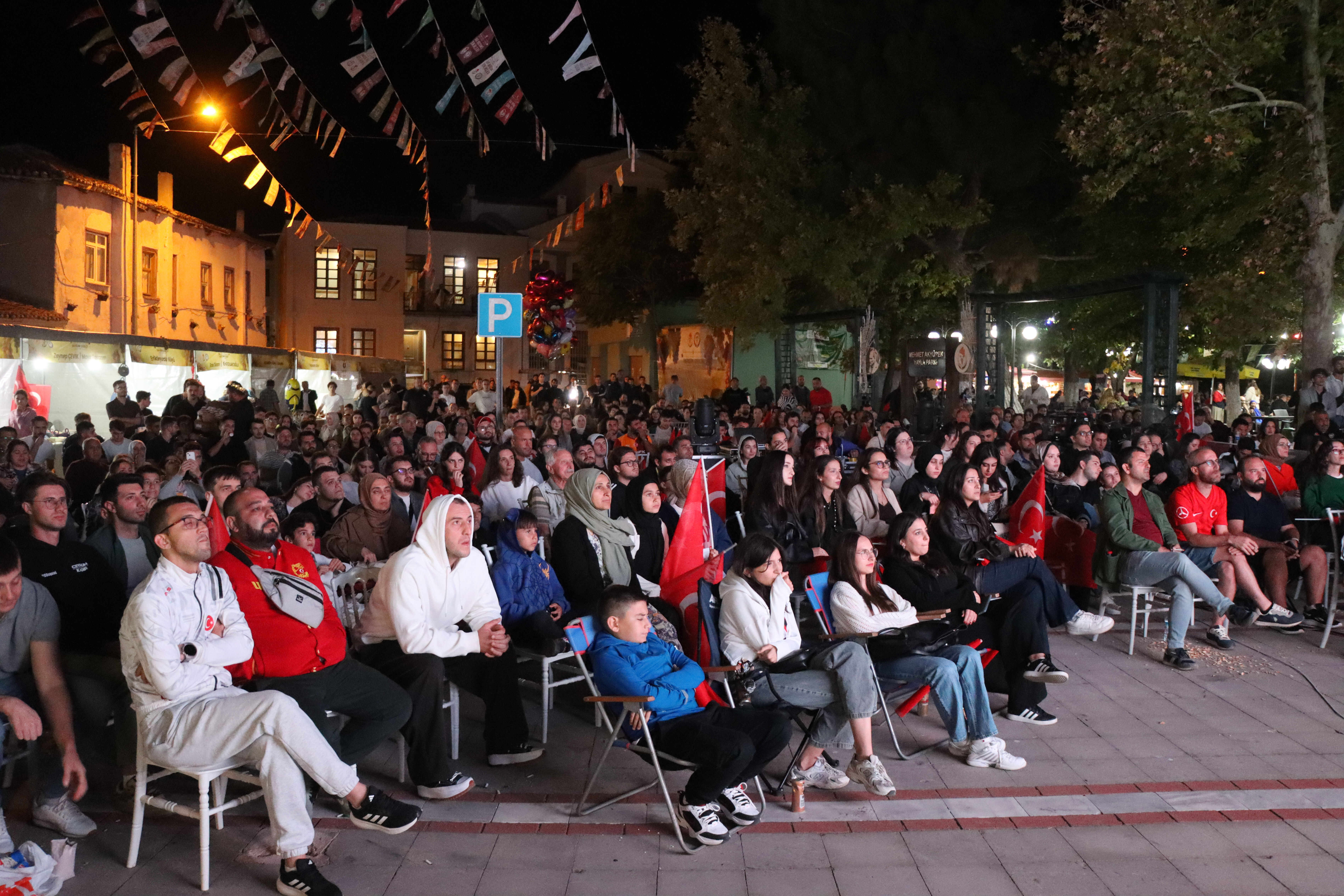 Meydanlarda milli heyecan! Yüz binler Türkiye-Almanya finalini izledi - 2. Resim