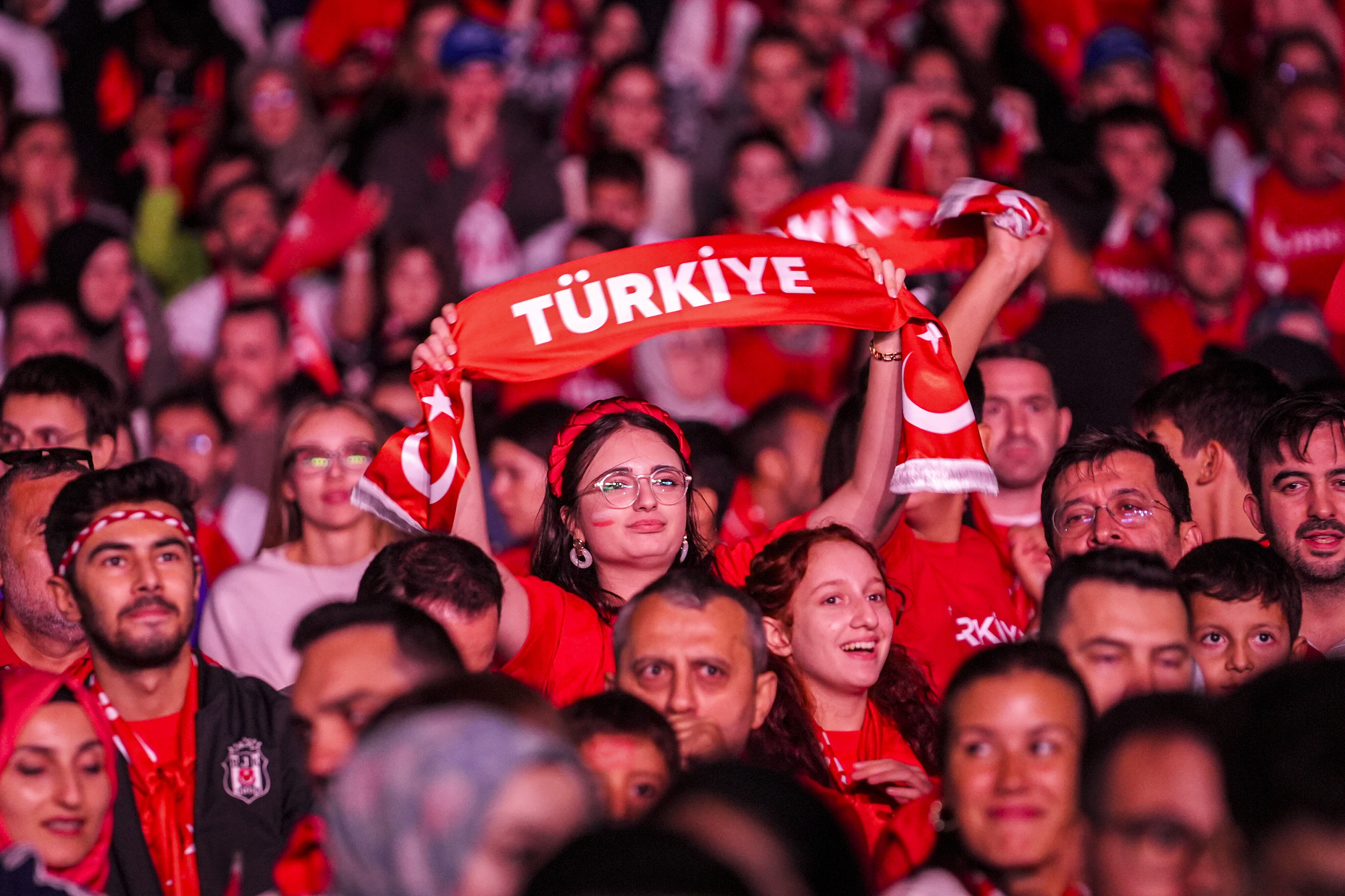 Meydanlarda milli heyecan! Yüz binler Türkiye-Almanya finalini izledi - 1. Resim