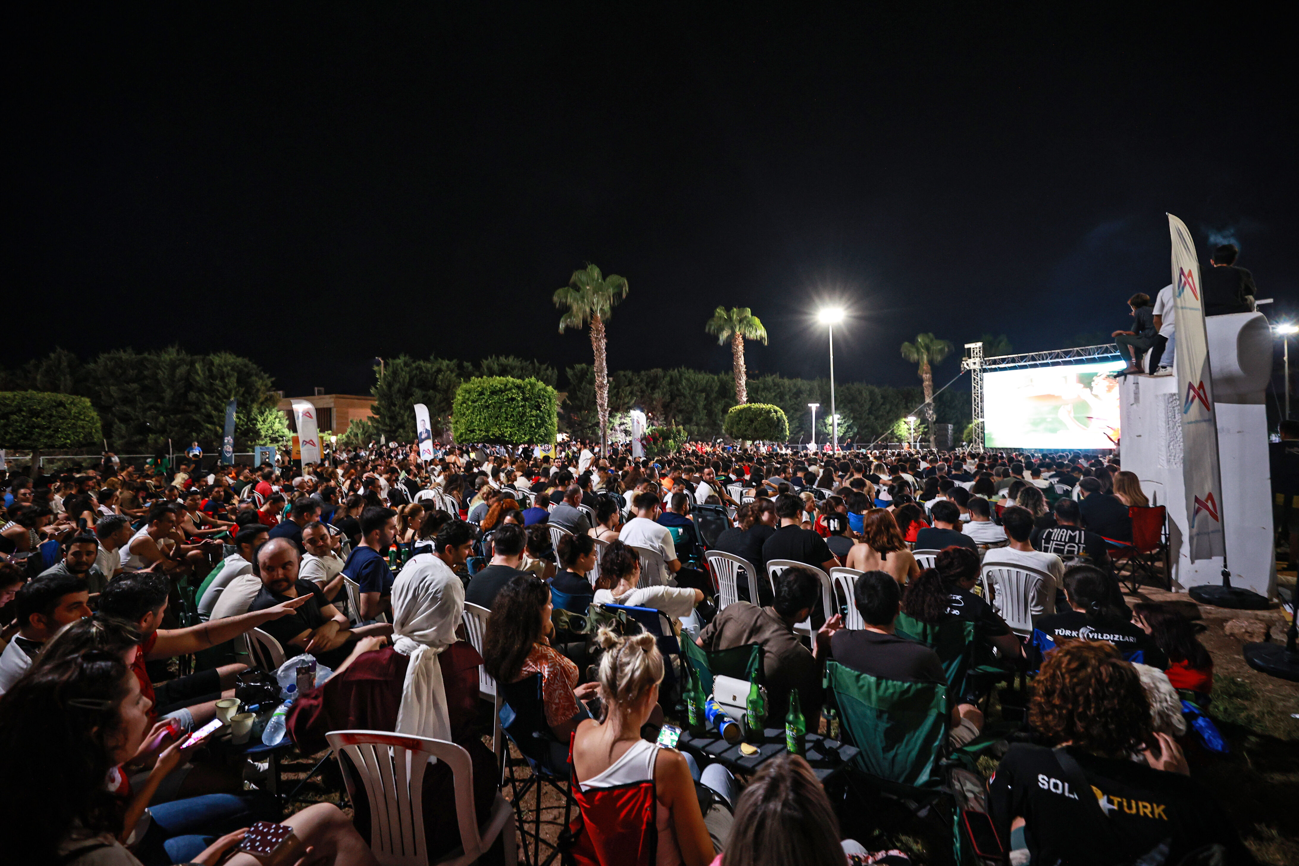 Meydanlarda milli heyecan! Yüz binler Türkiye-Almanya finalini izledi - 3. Resim