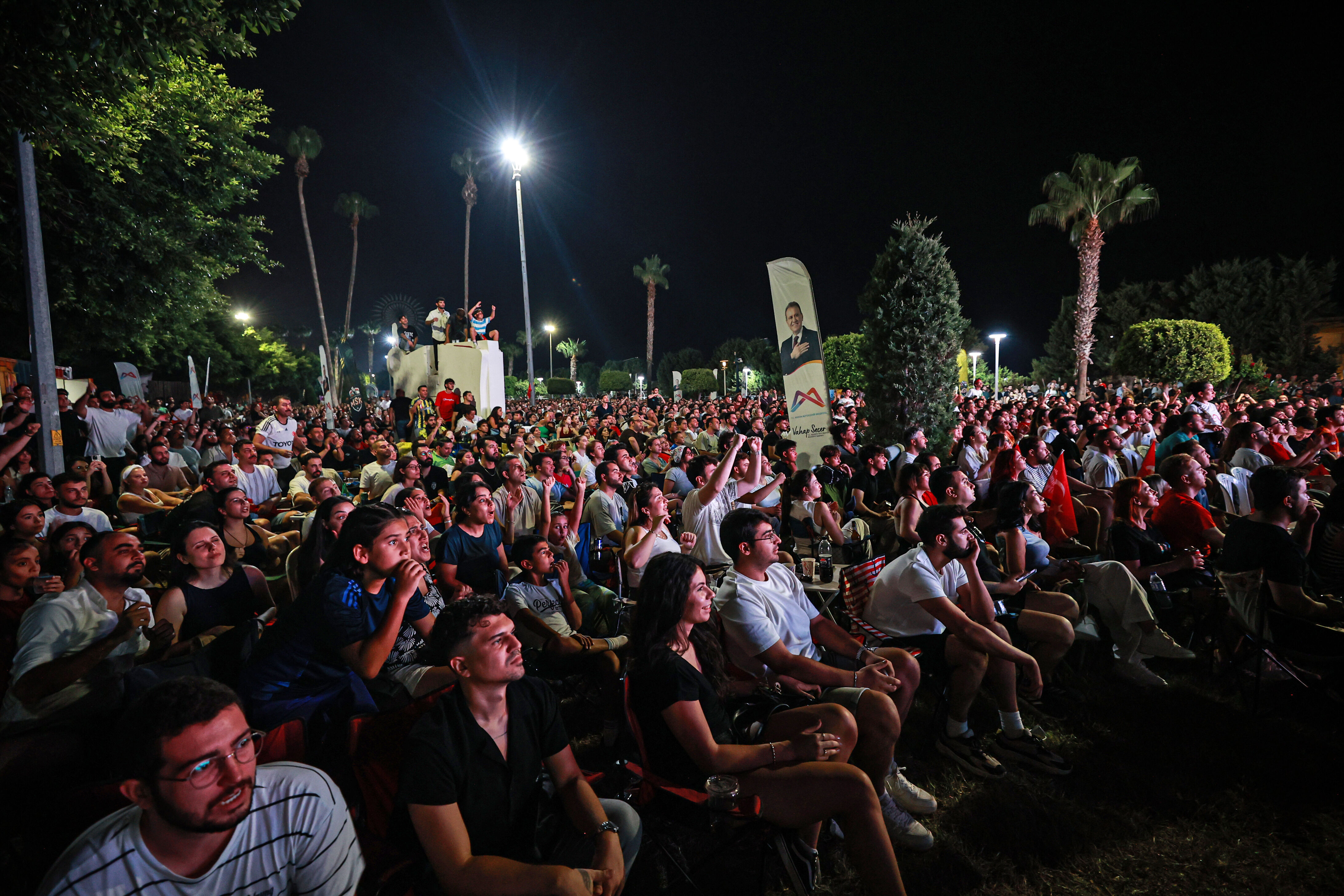 Meydanlarda milli heyecan! Yüz binler Türkiye-Almanya finalini izledi - 4. Resim