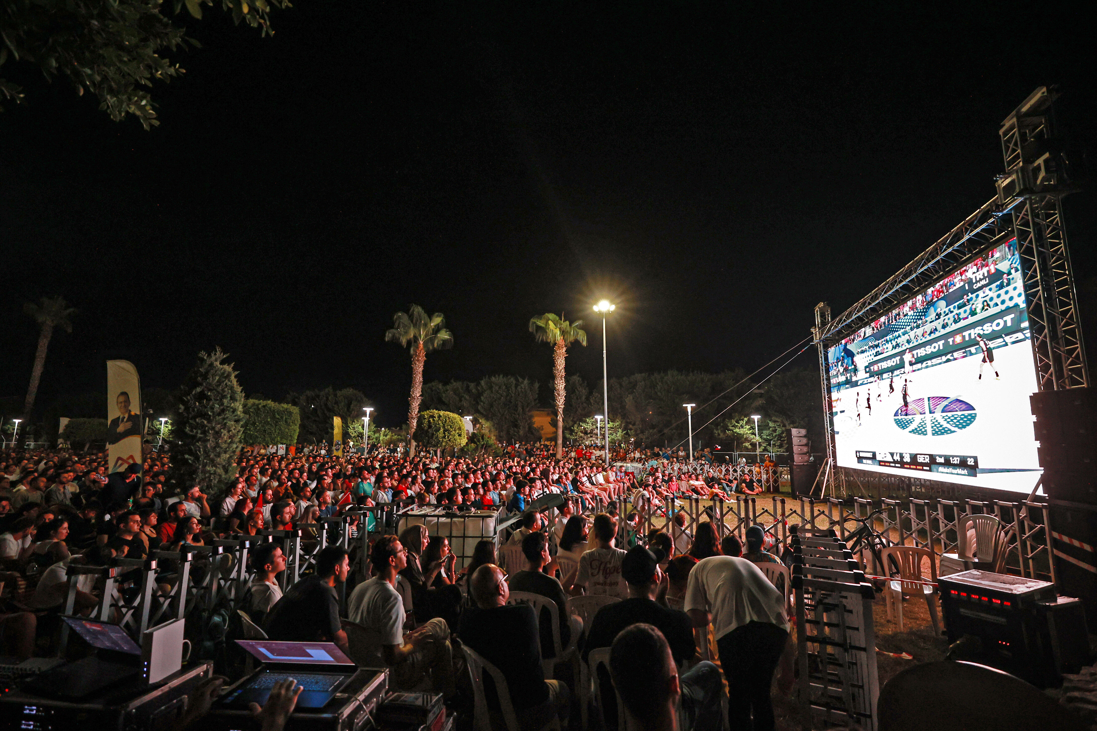 Meydanlarda milli heyecan! Yüz binler Türkiye-Almanya finalini izledi - 5. Resim
