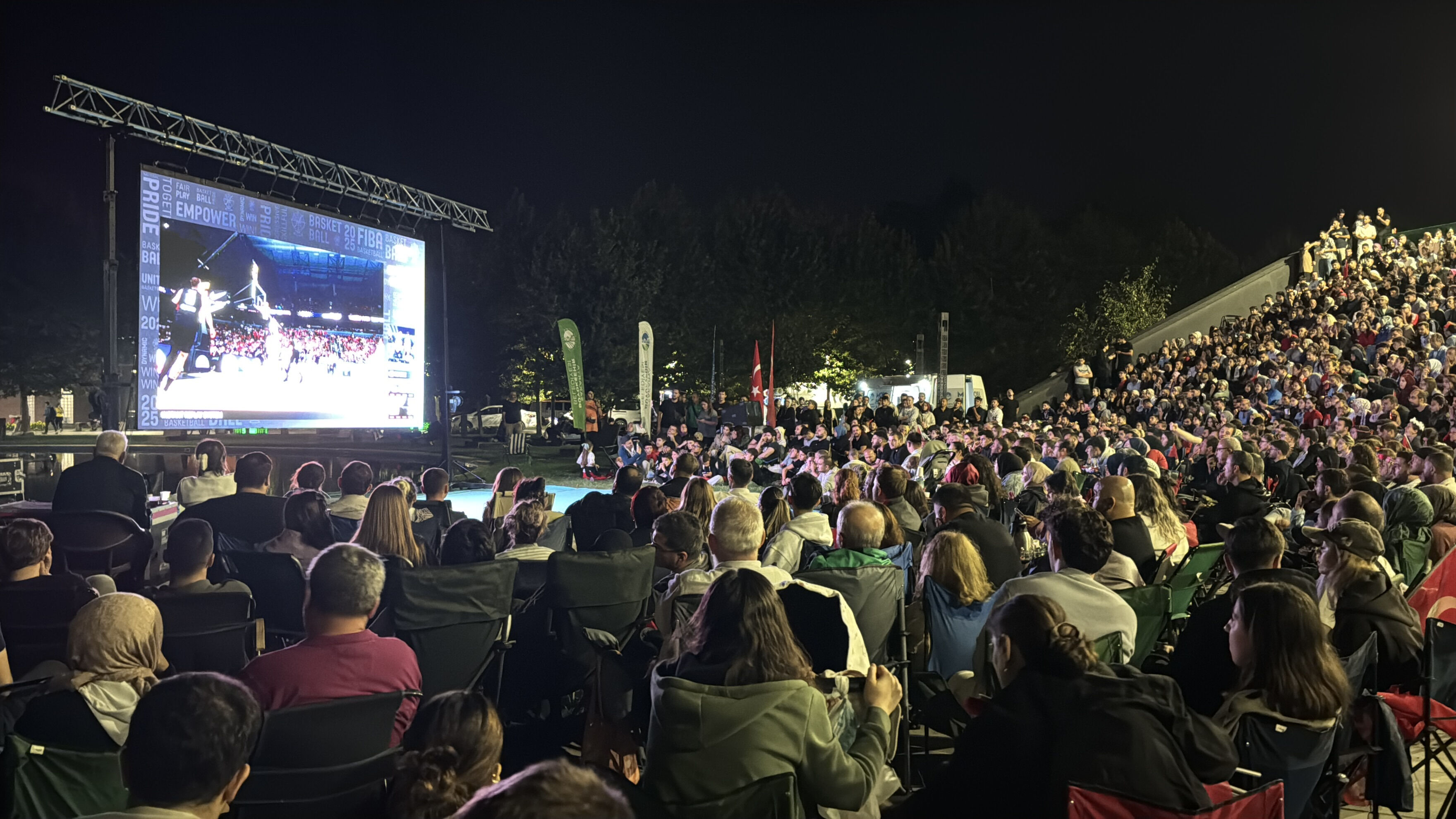Meydanlarda milli heyecan! Yüz binler Türkiye-Almanya finalini izledi - 6. Resim