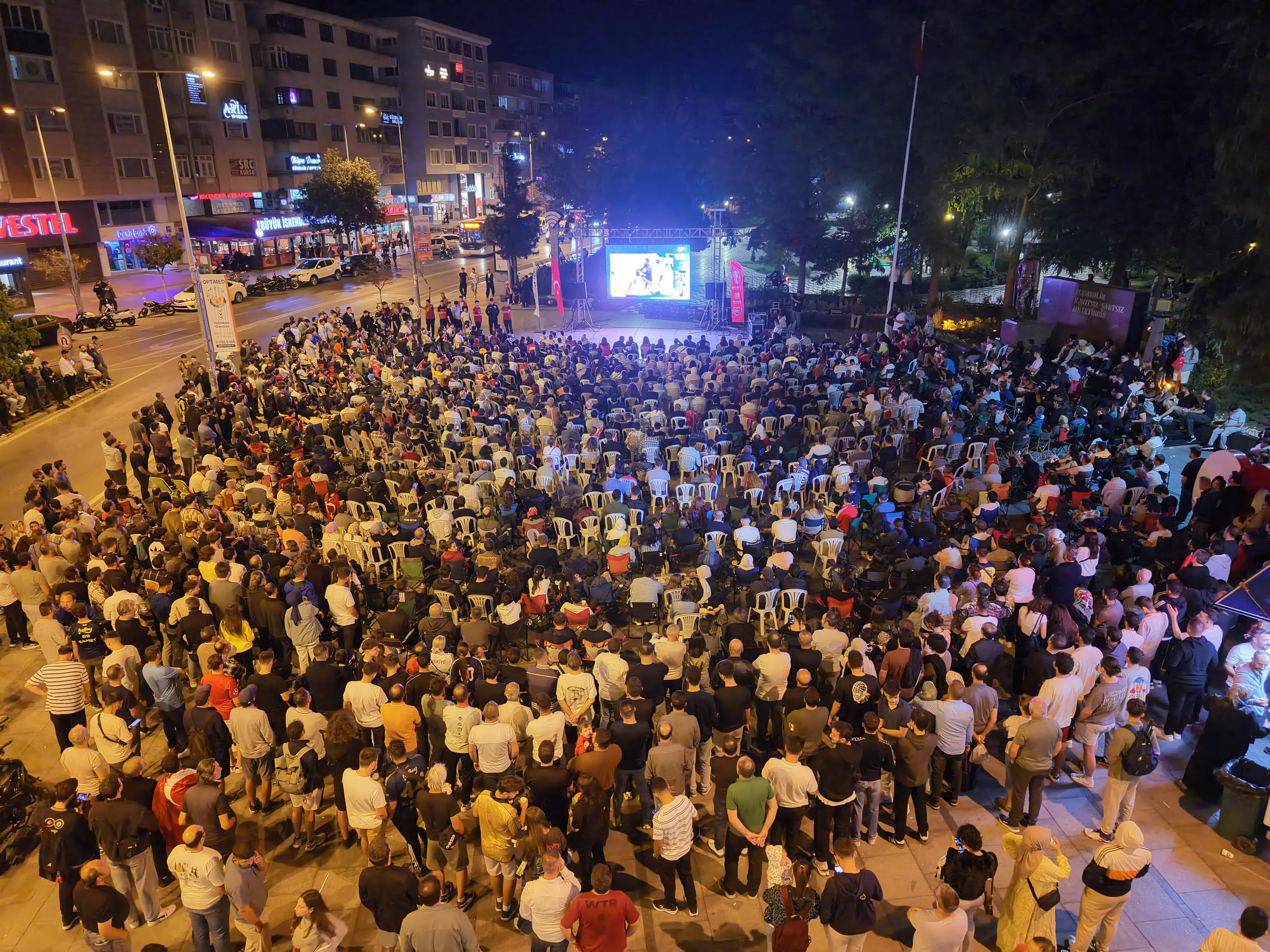 Meydanlarda milli heyecan! Yüz binler Türkiye-Almanya finalini izledi - 8. Resim