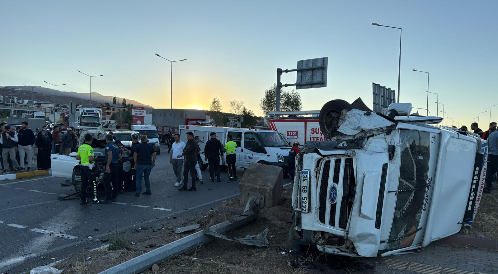 Sivas'ta feci kaza: Otomobille minibüs çarpıştı, 15 tarım işçisi yaralandı Sivas'ta katliam gibi kaza: Otomobille minibüs çarpıştı, 15 tarım işçisi yaralandı - 2. Resim