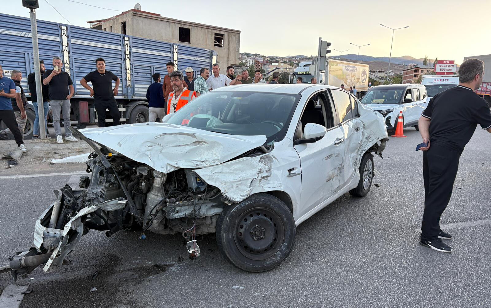 Sivas'ta feci kaza: Otomobille minibüs çarpıştı, 15 tarım işçisi yaralandı Sivas'ta katliam gibi kaza: Otomobille minibüs çarpıştı, 15 tarım işçisi yaralandı - 1. Resim