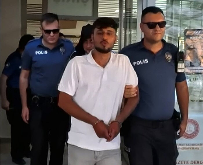 Tutuklanan şahıstan kameralara ilginç sözler! Öpücük atarak 