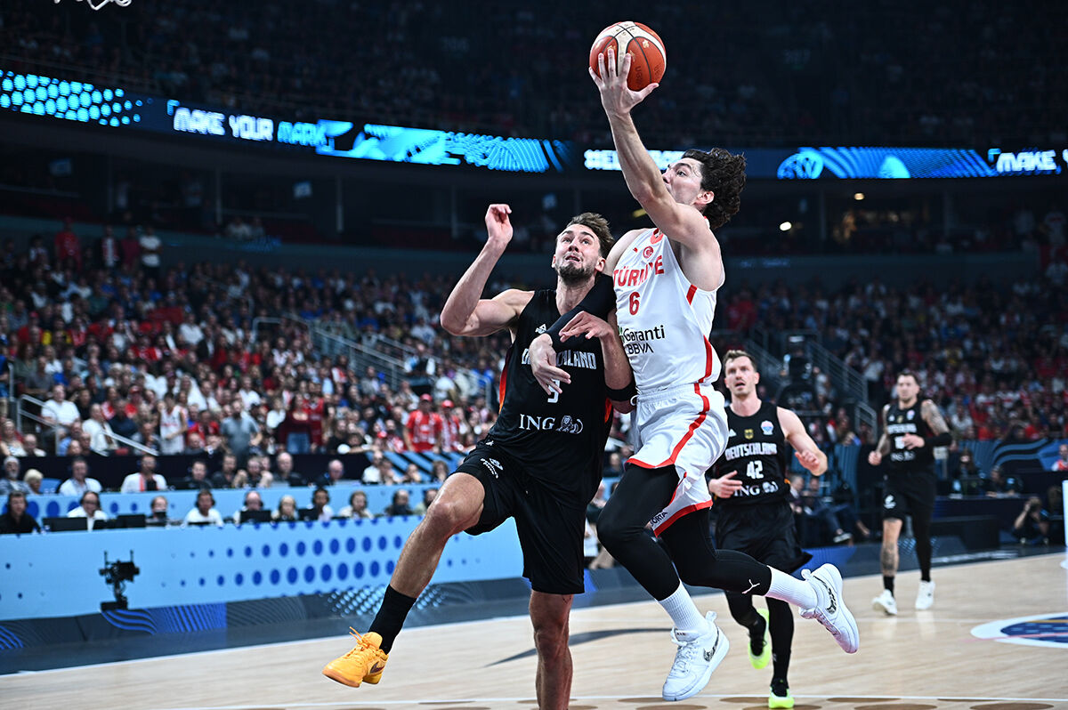 12 Dev Adam yurda döndü! Avrupa ikincisi Milli Takım'a coşkulu karşılama 12 Dev Adam yurda döndü! Avrupa ikincisi Milli Takım'a alkışlı karşılama - 1. Resim