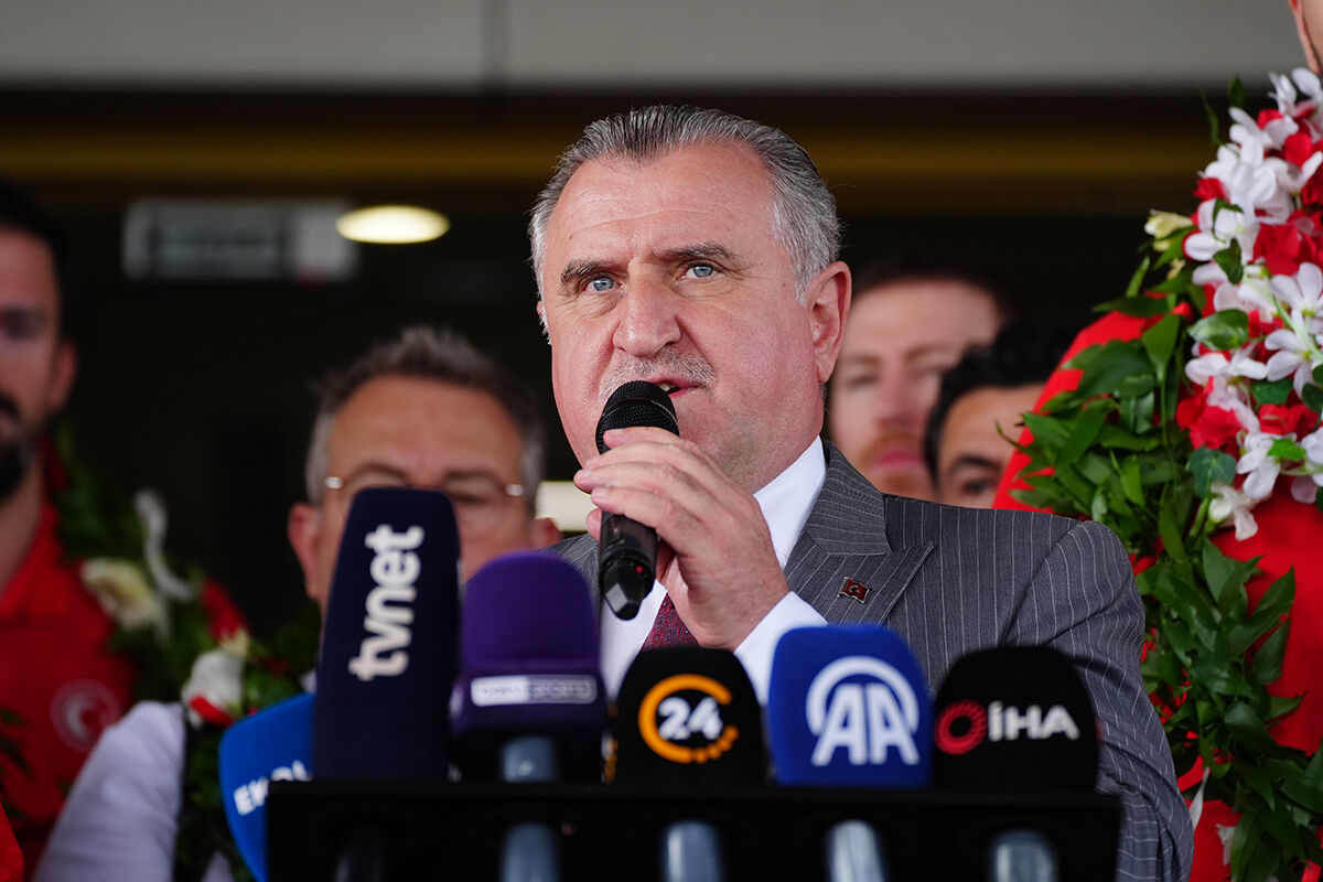 12 Dev Adam yurda döndü! Avrupa ikincisi Milli Takım'a coşkulu karşılama 12 Dev Adam yurda döndü! Avrupa ikincisi Milli Takım'a coşkulu karşılama - 7. Resim