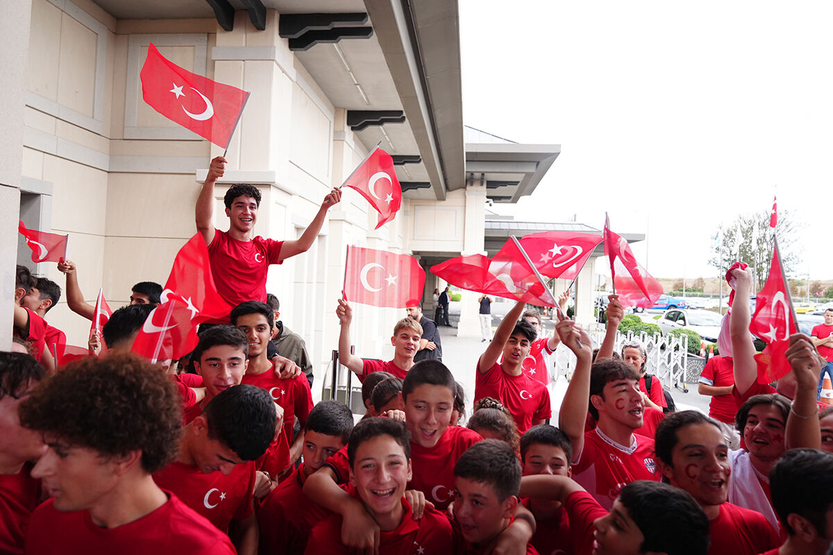 12 Dev Adam yurda döndü! Avrupa ikincisi Milli Takım'a coşkulu karşılama 12 Dev Adam yurda döndü! Avrupa ikincisi Milli Takım'a coşkulu karşılama - 8. Resim