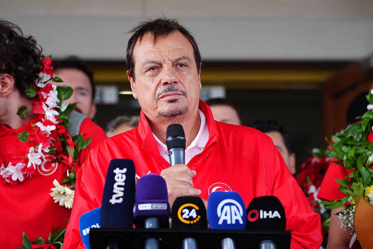 12 Dev Adam yurda döndü! Avrupa ikincisi Milli Takım'a coşkulu karşılama 12 Dev Adam yurda döndü! Avrupa ikincisi Milli Takım'a coşkulu karşılama - 3. Resim