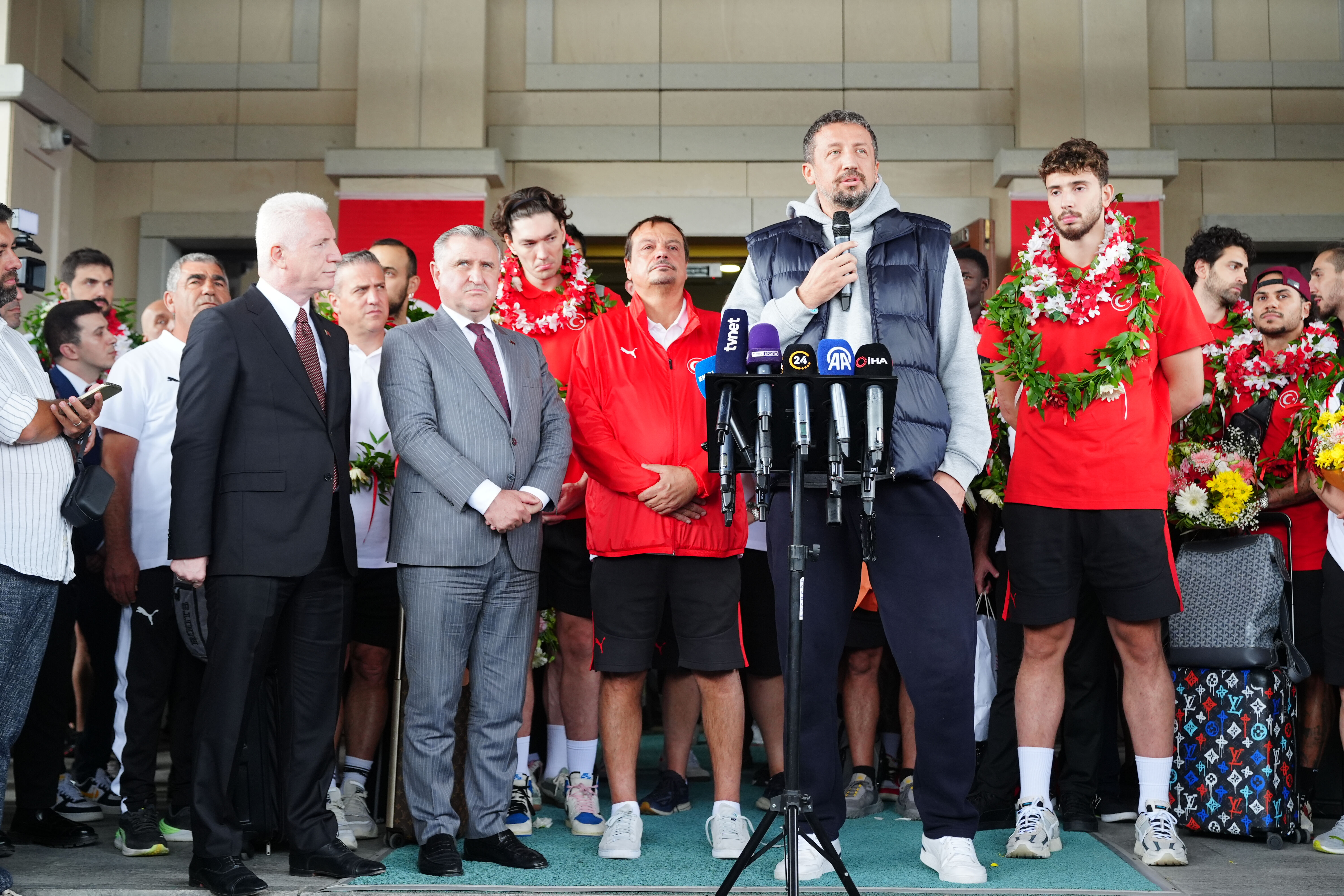 12 Dev Adam yurda döndü! Avrupa ikincisi Milli Takım'a coşkulu karşılama 12 Dev Adam yurda döndü! Avrupa ikincisi Milli Takım'a coşkulu karşılama - 6. Resim