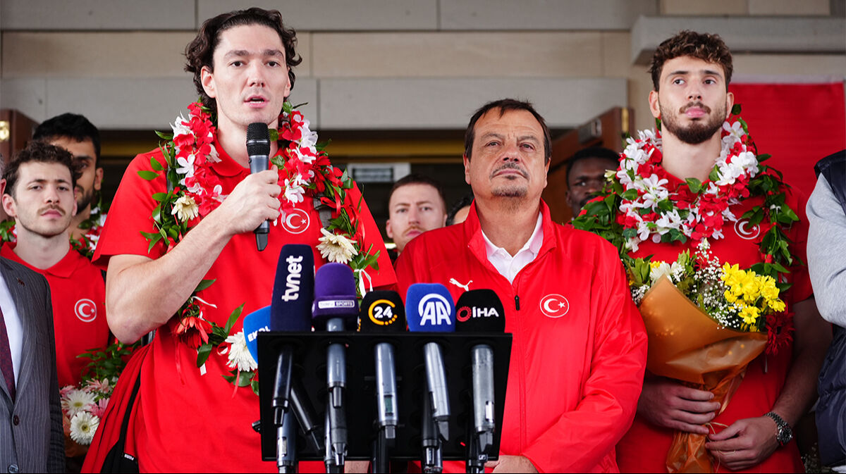 12 Dev Adam yurda döndü! Avrupa ikincisi Milli Takım'a coşkulu karşılama 12 Dev Adam yurda döndü! Avrupa ikincisi Milli Takım'a coşkulu karşılama - 4. Resim