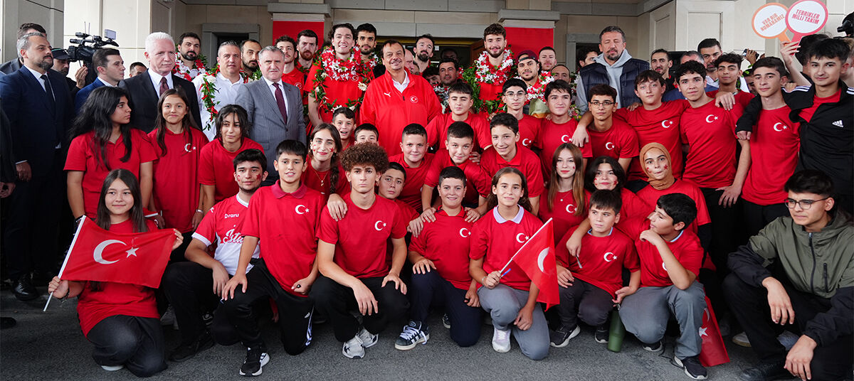 12 Dev Adam yurda döndü! Avrupa ikincisi Milli Takım'a coşkulu karşılama 12 Dev Adam yurda döndü! Avrupa ikincisi Milli Takım'a coşkulu karşılama - 2. Resim