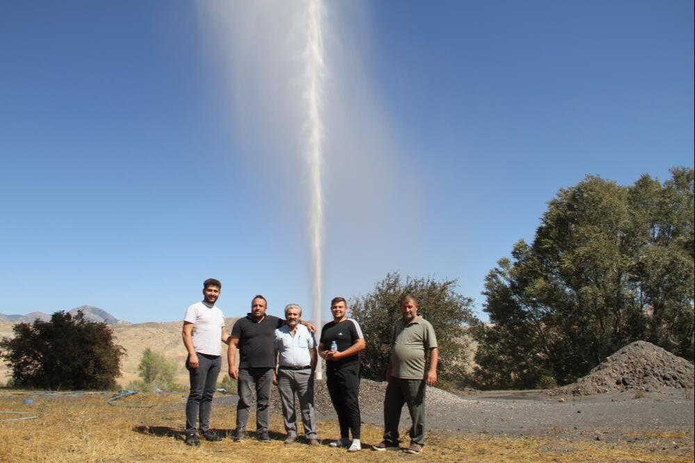 88 metreye inince olanlar oldu! Önce petrol sandı, gerçek ise ilçeye yetti 88 metreye inince olanlar oldu! Önce petrol sandı, gerçek ise ilçeye yetti - 1. Resim