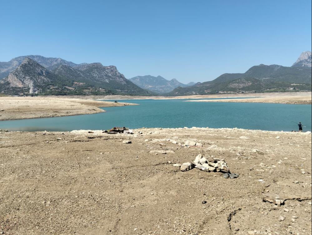 Adana'da ilginç görüntü! Kuruyan baraja voleybol filesi kurdular Adana'da ilginç görüntü! Kuruyan baraja voleybol filesi kurdular - 1. Resim