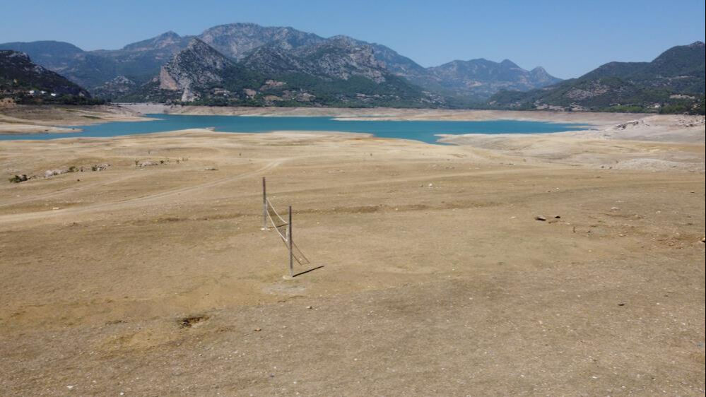 Adana'da ilginç görüntü! Kuruyan baraja voleybol filesi kurdular Adana'da ilginç görüntü! Kuruyan baraja voleybol filesi kurdular - 3. Resim