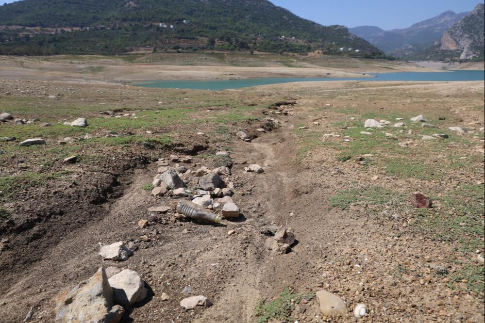 Adana'da ilginç görüntü! Kuruyan baraja voleybol filesi kurdular Adana'da ilginç görüntü! Kuruyan baraja voleybol filesi kurdular - 2. Resim